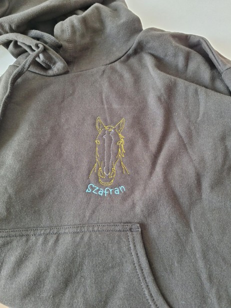 Bluza czarna kangurka z haftem konia personalizowany.jpg