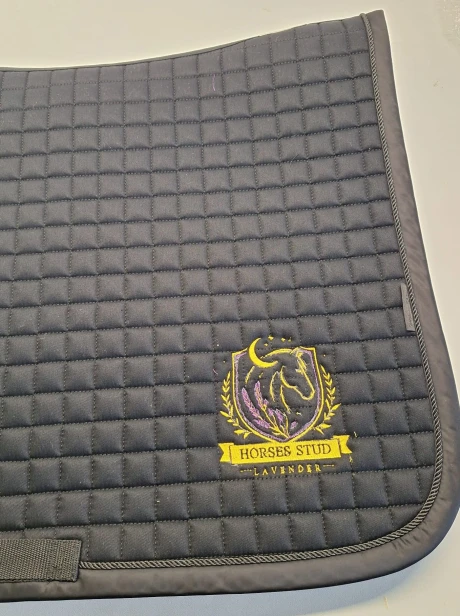 Czaprak z logo Horses Stud Lavender.jpg