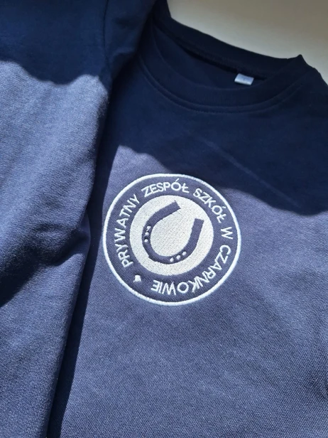 Bluza z haftem loga szkoły.jpg